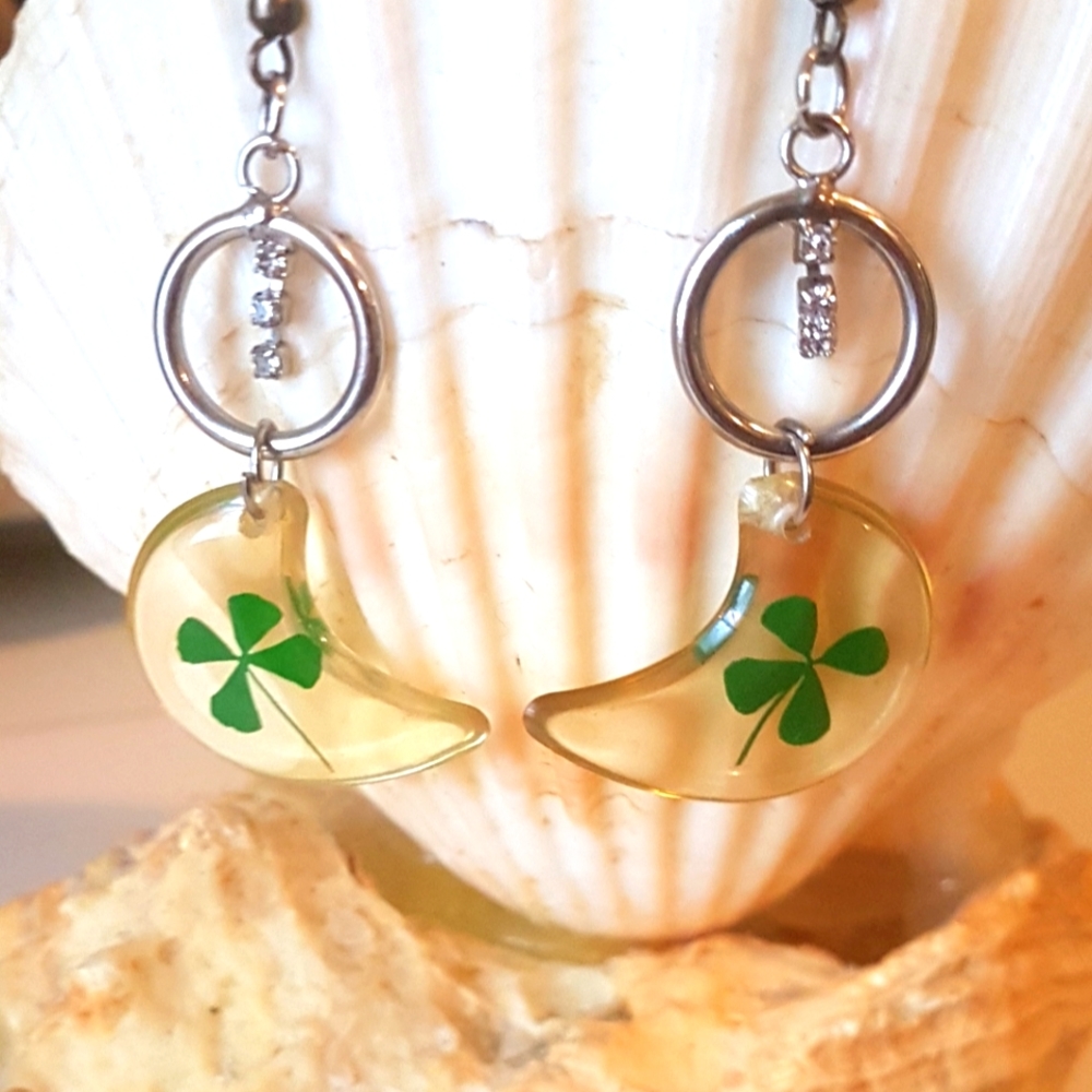 🍀 Shamrock Dangle Earrings
